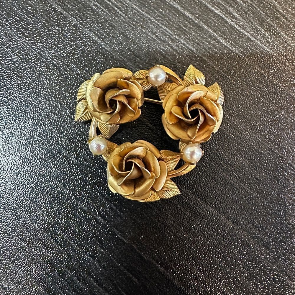 Vintage stamped 1/20 12k rose and pearl brooch!